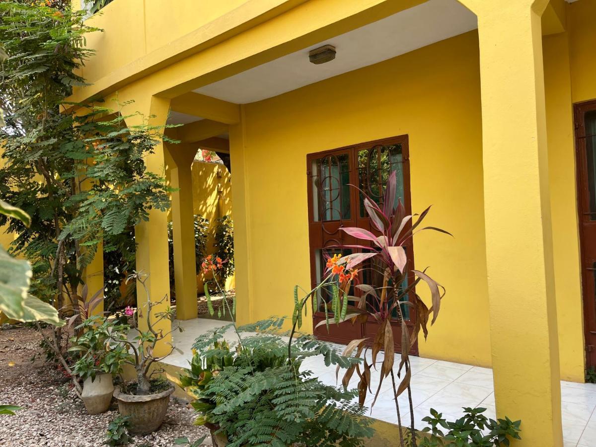 Boli Boli Guesthouse Serrekunda Exterior photo